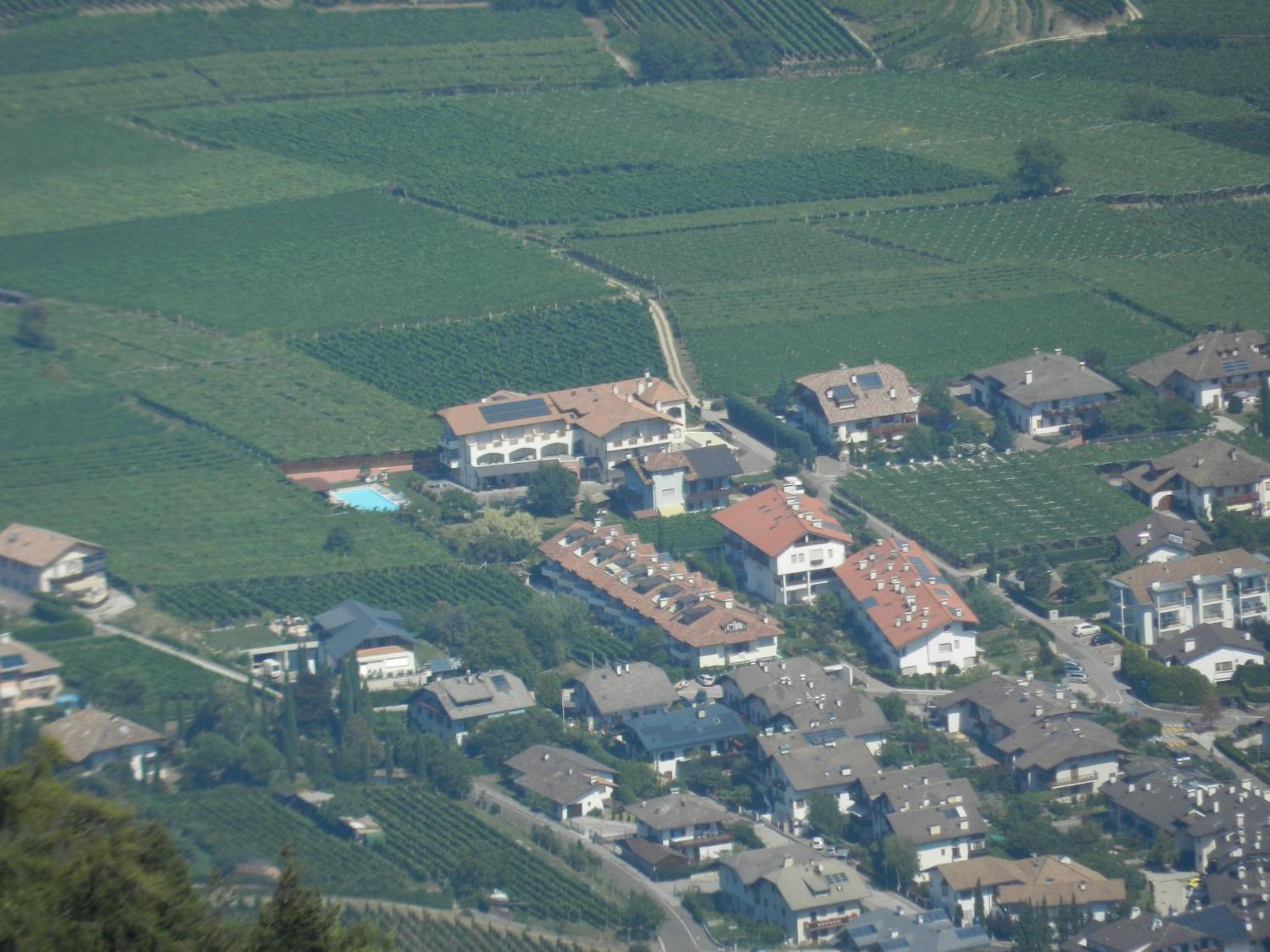 Garni Hotel Peterlinhof Caldaro Exterior photo
