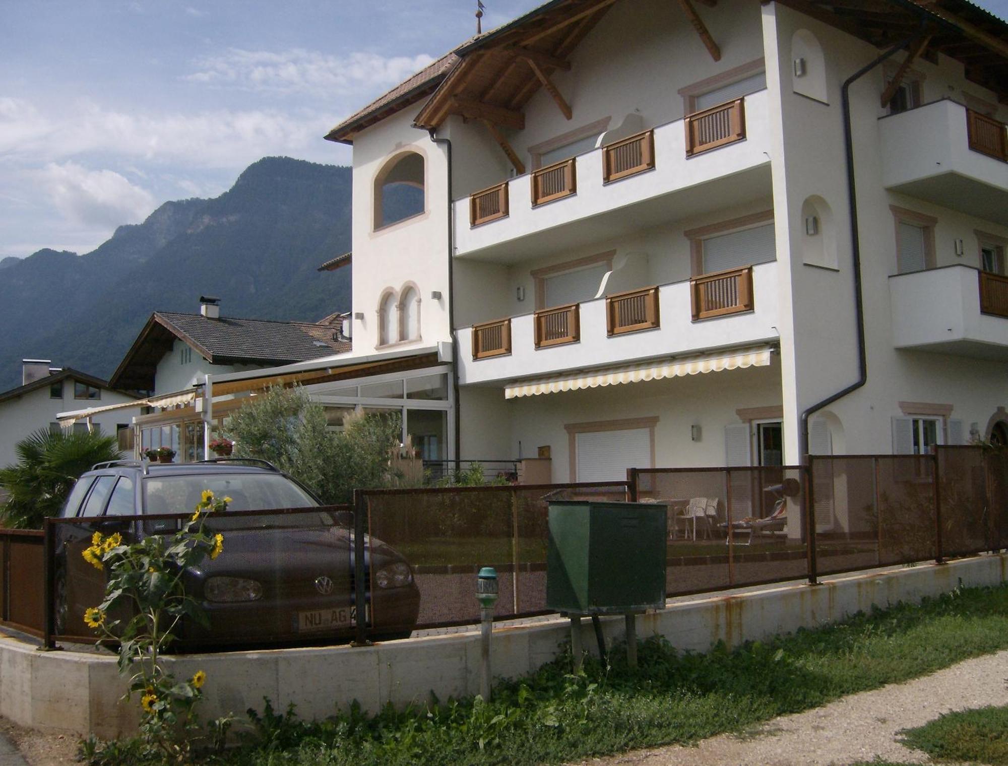 Garni Hotel Peterlinhof Caldaro Exterior photo