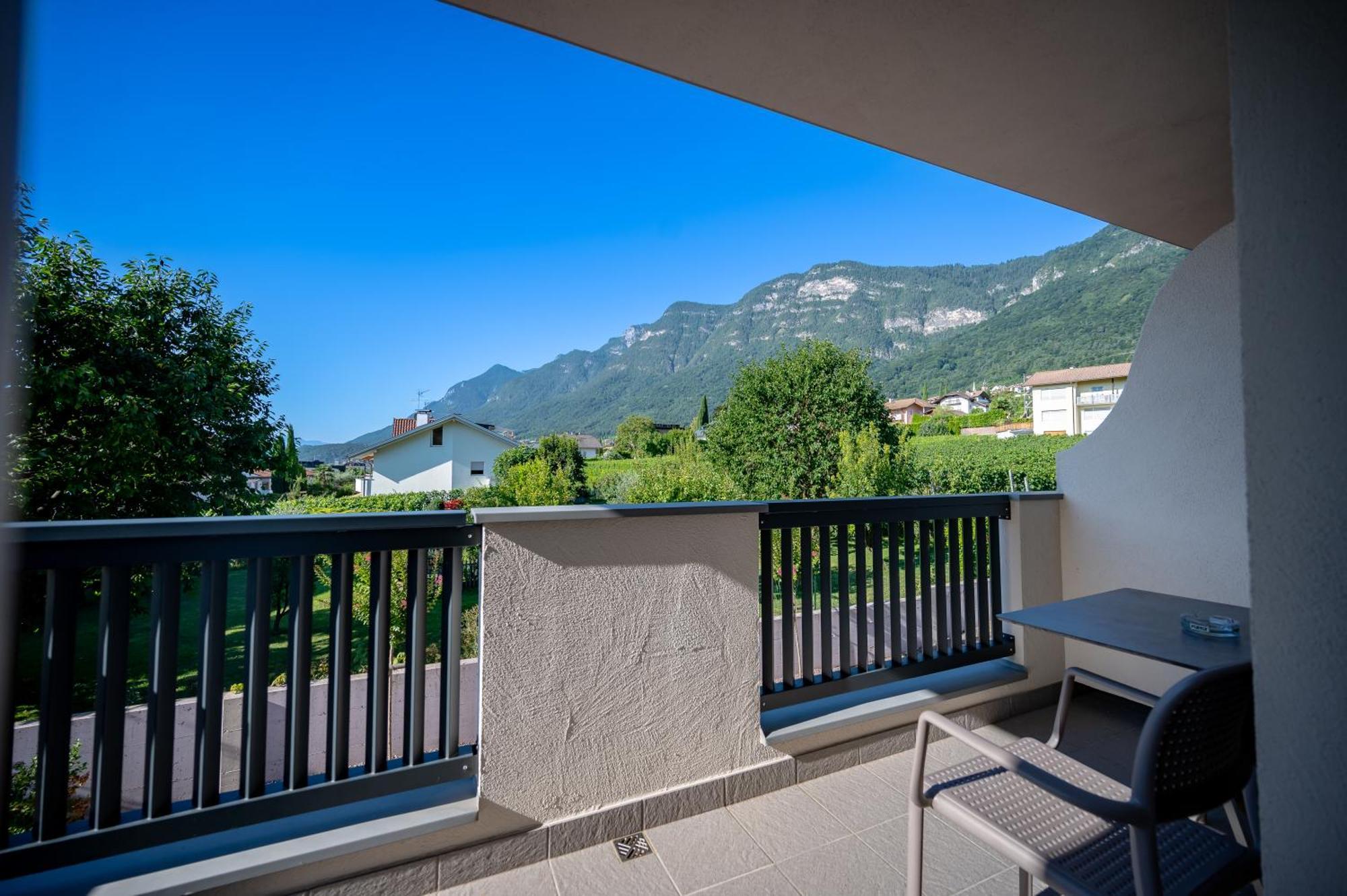 Garni Hotel Peterlinhof Caldaro Exterior photo