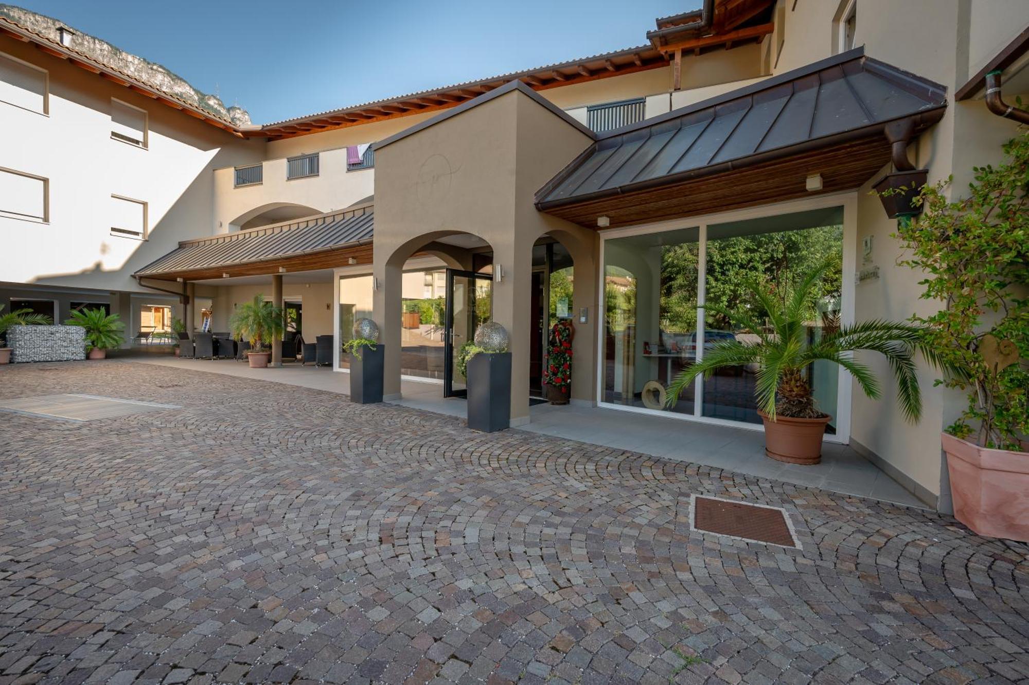 Garni Hotel Peterlinhof Caldaro Exterior photo